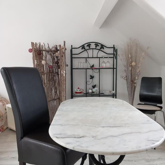 Le Cocon Rouge - Studio En Plein Centre Historique Lamballe Kültér fotó