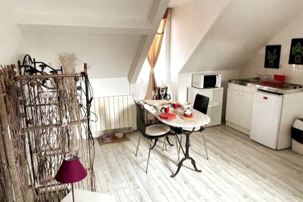 Le Cocon Rouge - Studio En Plein Centre Historique Lamballe Kültér fotó